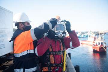 El Cabildo extrae 25 grandes sacas de plásticos y cabos, neumáticos y carros de la compra de los fondos del muelle de Taliarte/TA.